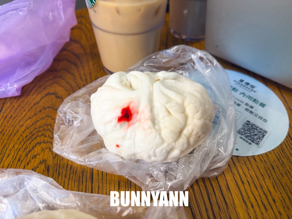 地點在馬路旁，是當地人愛的包子店，一大顆15元真平價，筍包是主打