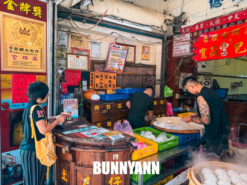 地點在馬路旁，是當地人愛的包子店，一大顆15元真平價，筍包是主打