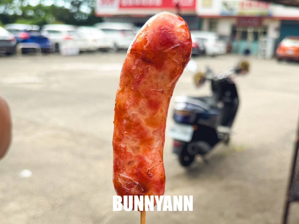 在地人才會懂，阿公阿嬤烤香腸店家，點一份就很夠吃，糯米腸也是招牌