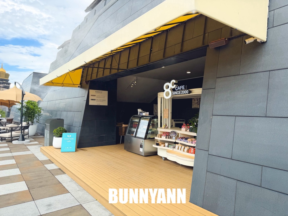 很少人的景觀咖啡店，卻將開闊平原景色一覽無遺，熱帶島嶼氛圍有夠放鬆