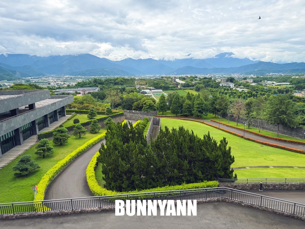 很少人的景觀咖啡店，卻將開闊平原景色一覽無遺，熱帶島嶼氛圍有夠放鬆
