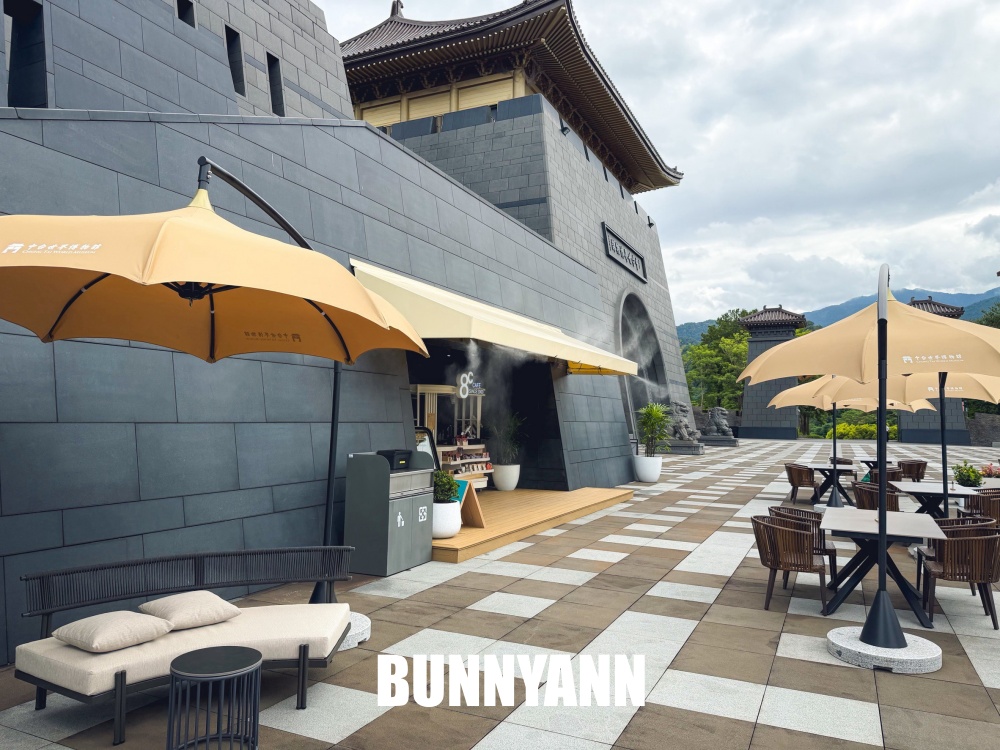 很少人的景觀咖啡店，卻將開闊平原景色一覽無遺，熱帶島嶼氛圍有夠放鬆