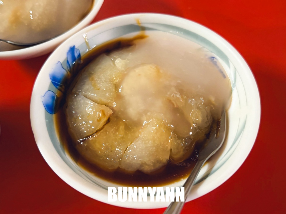 一半人都不知道，是古早味肉圓店家，一大顆45元超有料，還請喝一壺高湯