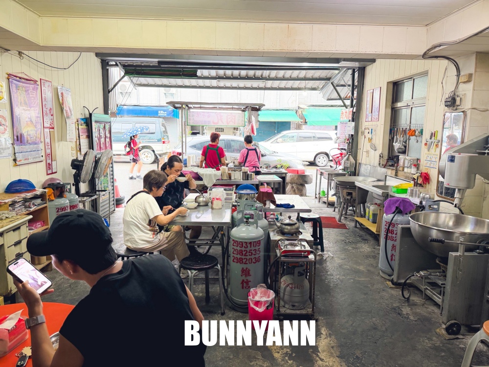 一半人都不知道，是古早味肉圓店家，一大顆45元超有料，還請喝一壺高湯