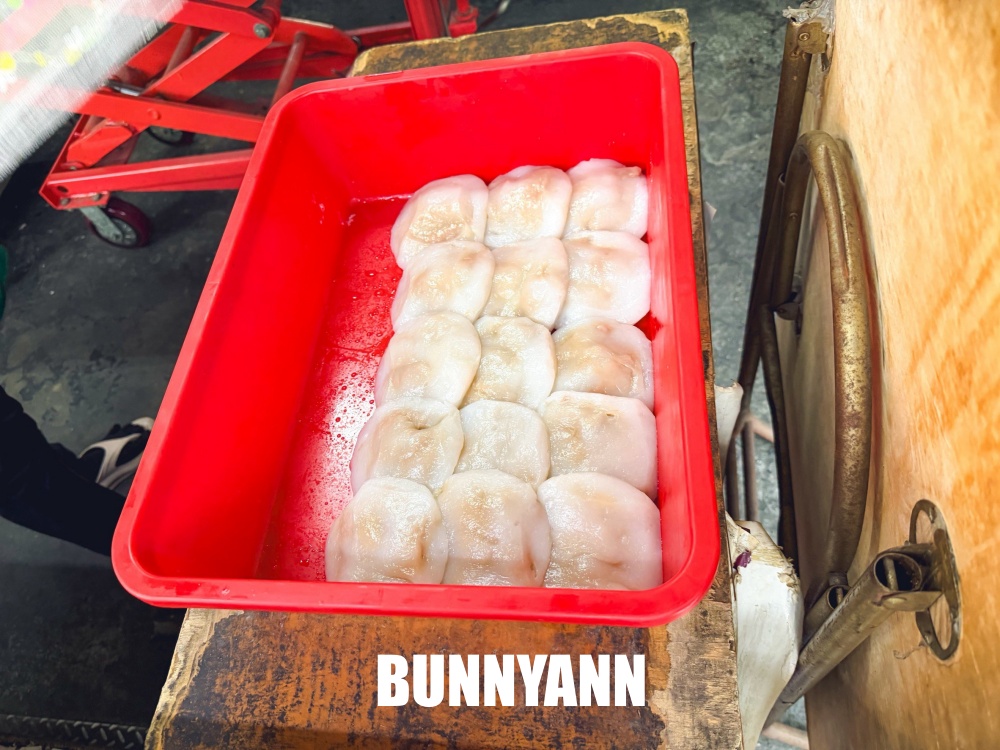 一半人都不知道，是古早味肉圓店家，一大顆45元超有料，還請喝一壺高湯