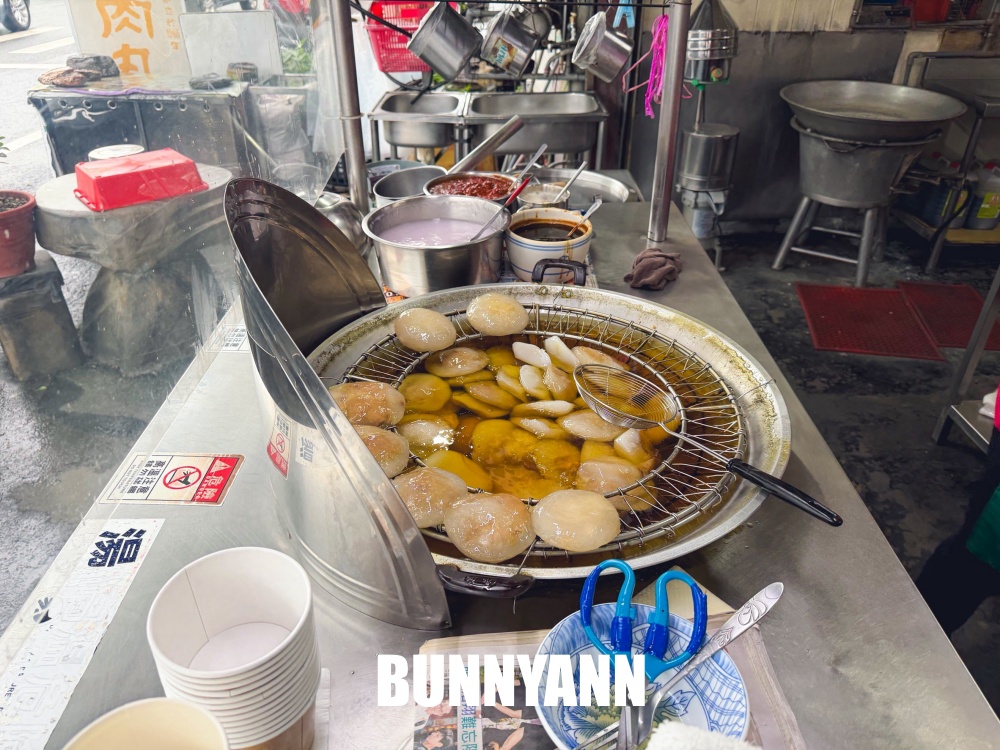 一半人都不知道，是古早味肉圓店家，一大顆45元超有料，還請喝一壺高湯