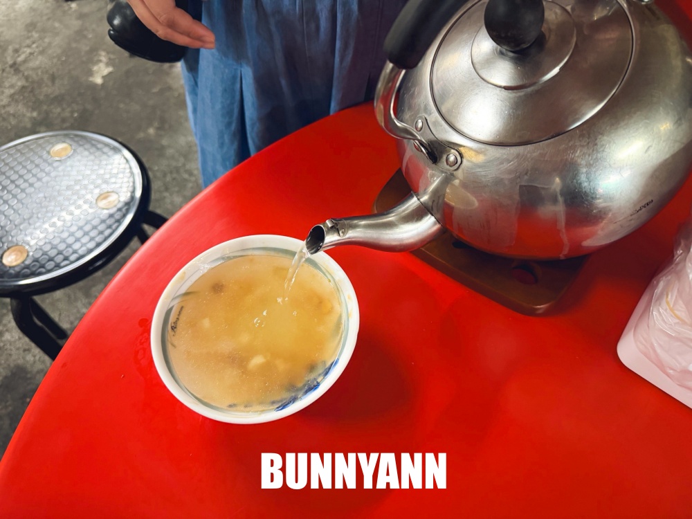 一半人都不知道，是古早味肉圓店家，一大顆45元超有料，還請喝一壺高湯