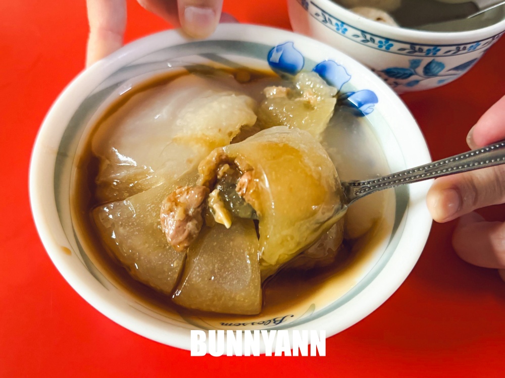 一半人都不知道，是古早味肉圓店家，一大顆45元超有料，還請喝一壺高湯
