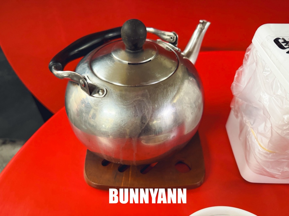 一半人都不知道，是古早味肉圓店家，一大顆45元超有料，還請喝一壺高湯
