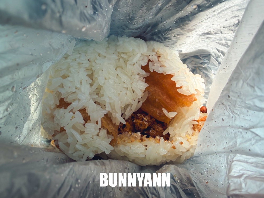 地點在不起眼路邊,卻是巨大飯糰店家,25元就能買一大顆 地點在不起眼路邊,卻是巨大飯糰店家,25元就能買一大顆
