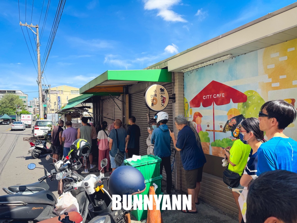 地點在不起眼路邊,卻是巨大飯糰店家,25元就能買一大顆 地點在不起眼路邊,卻是巨大飯糰店家,25元就能買一大顆
