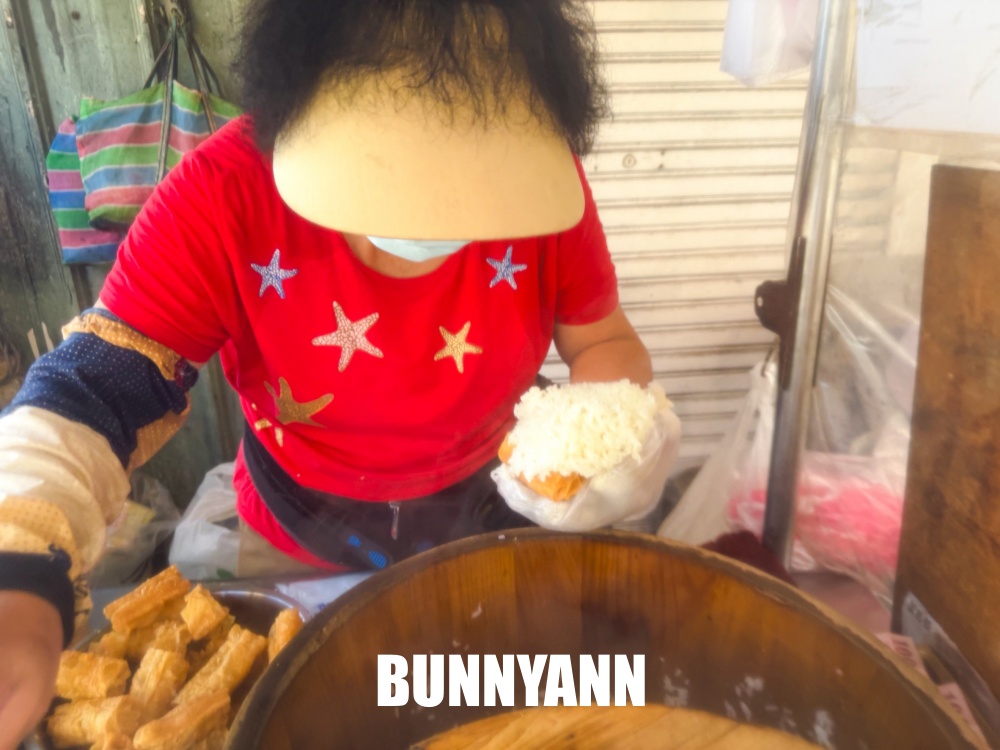 地點在不起眼路邊,卻是巨大飯糰店家,25元就能買一大顆 地點在不起眼路邊,卻是巨大飯糰店家,25元就能買一大顆