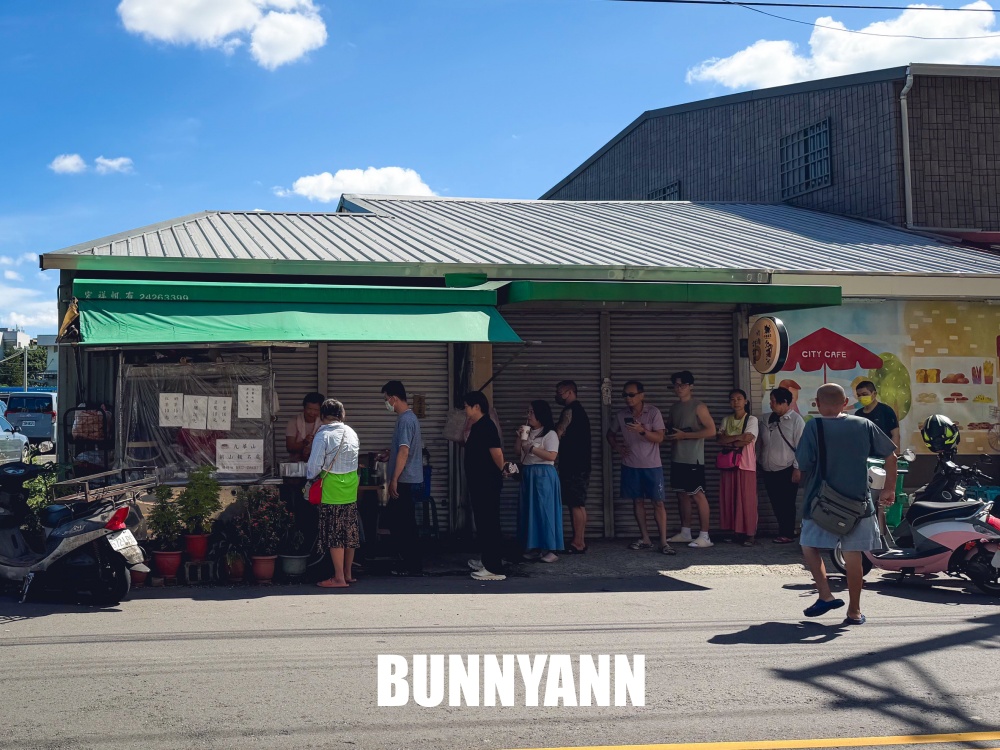 地點在不起眼路邊,卻是巨大飯糰店家,25元就能買一大顆 地點在不起眼路邊,卻是巨大飯糰店家,25元就能買一大顆