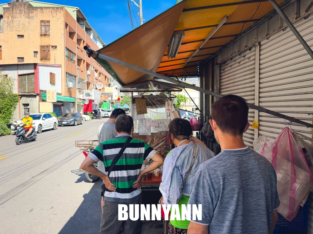 地點在不起眼路邊，卻是巨大飯糰店家，25元就能買一大顆