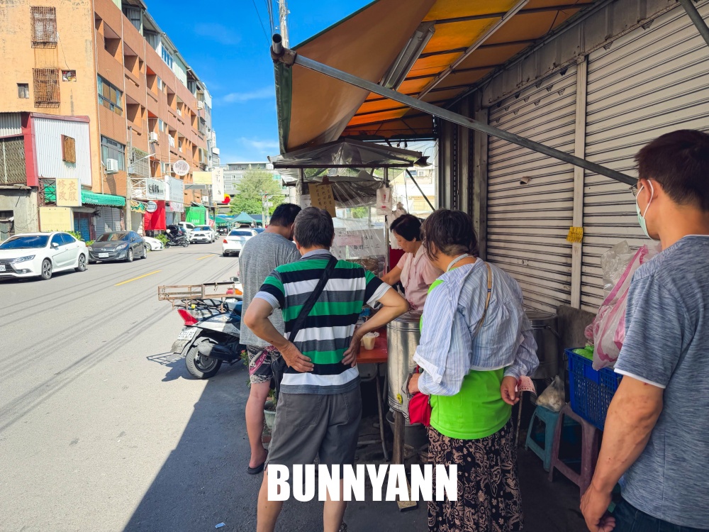 地點在不起眼路邊，卻是巨大飯糰店家，25元就能買一大顆
