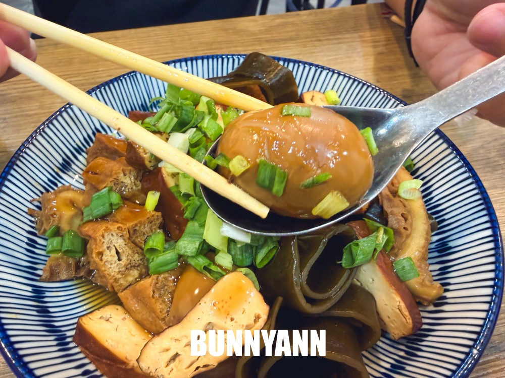 一半人不知道，是牛肉麵店家，吃麵就享飲料冰淇淋吃到飽，大碗肉又多真讚