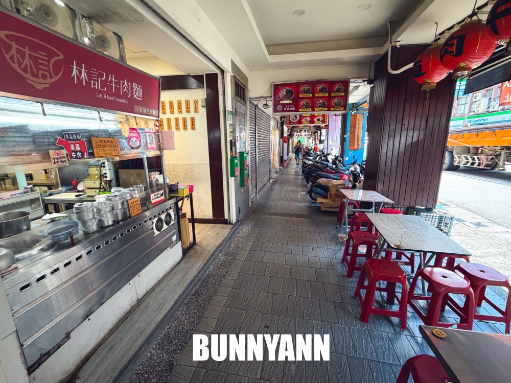 一半人不知道，是牛肉麵店家，吃麵就享飲料冰淇淋吃到飽，大碗肉又多真讚