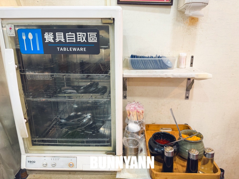 一半人不知道，是牛肉麵店家，吃麵就享飲料冰淇淋吃到飽，大碗肉又多真讚