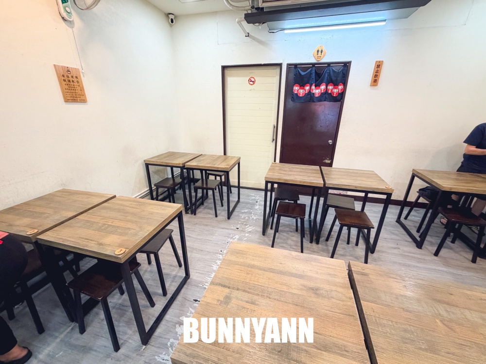 一半人不知道，是牛肉麵店家，吃麵就享飲料冰淇淋吃到飽，大碗肉又多真讚