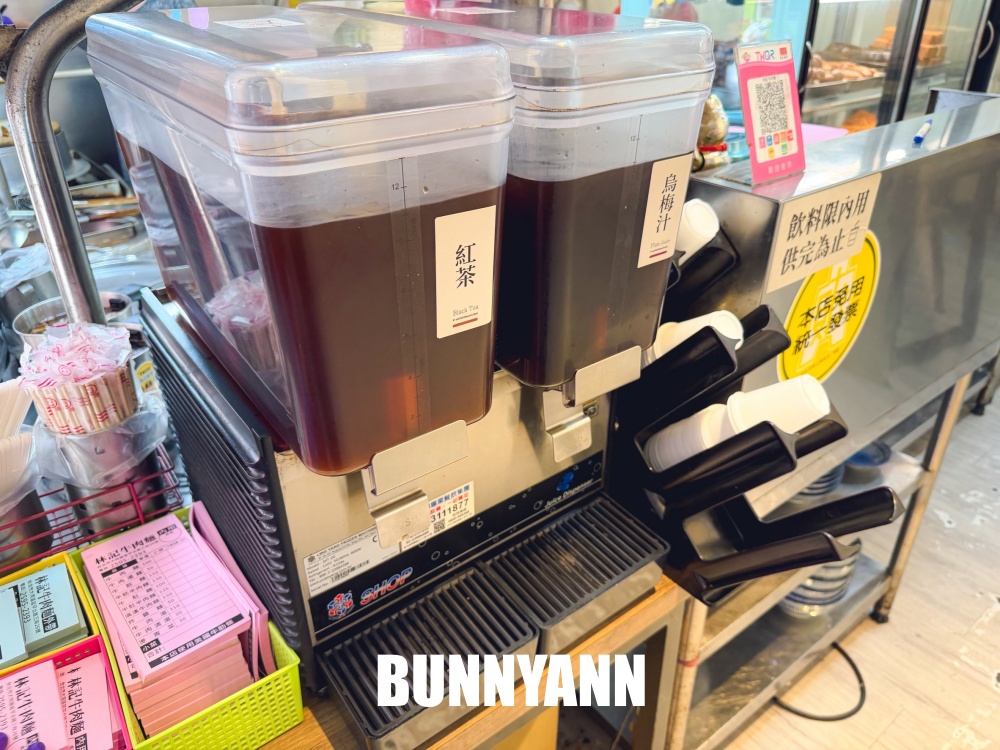 一半人不知道，是牛肉麵店家，吃麵就享飲料冰淇淋吃到飽，大碗肉又多真讚