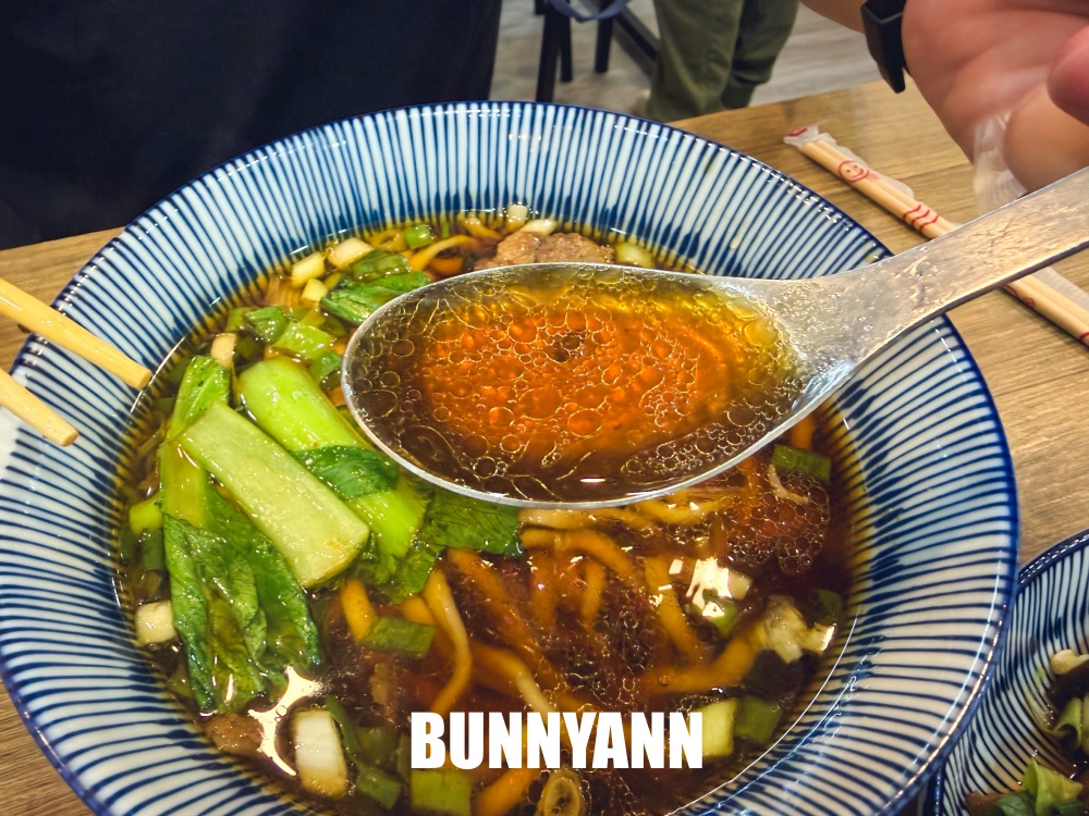 一半人不知道，是牛肉麵店家，吃麵就享飲料冰淇淋吃到飽，大碗肉又多真讚