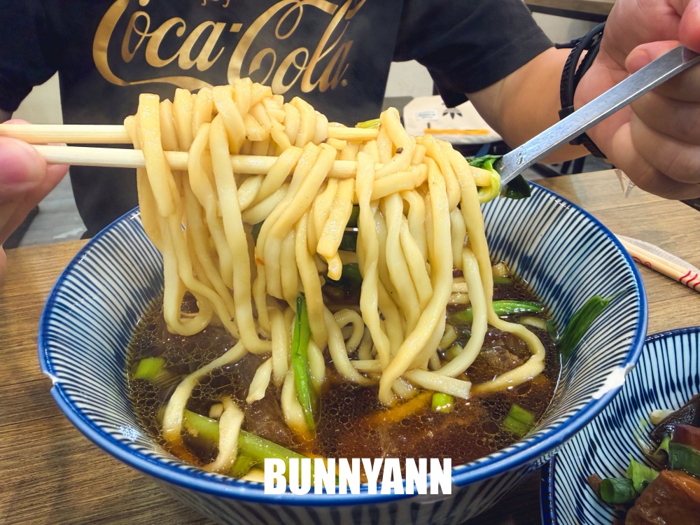 一半人不知道，是牛肉麵店家，吃麵就享飲料冰淇淋吃到飽，大碗肉又多真讚