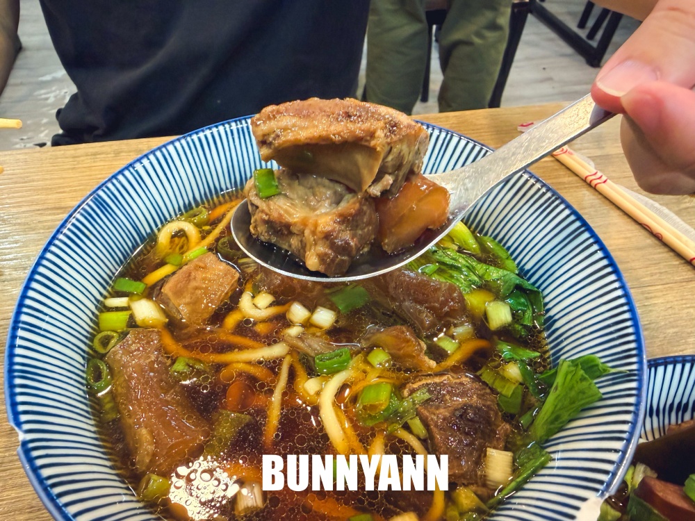 一半人不知道，是牛肉麵店家，吃麵就享飲料冰淇淋吃到飽，大碗肉又多真讚