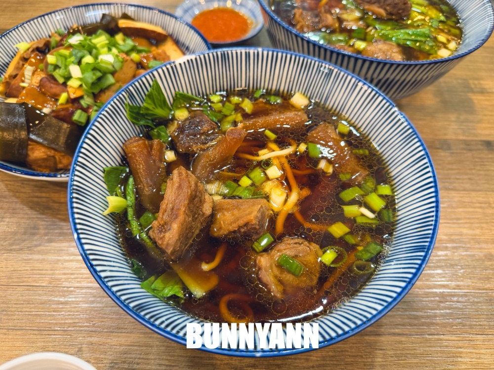 一半人不知道，是牛肉麵店家，吃麵就享飲料冰淇淋吃到飽，大碗肉又多真讚