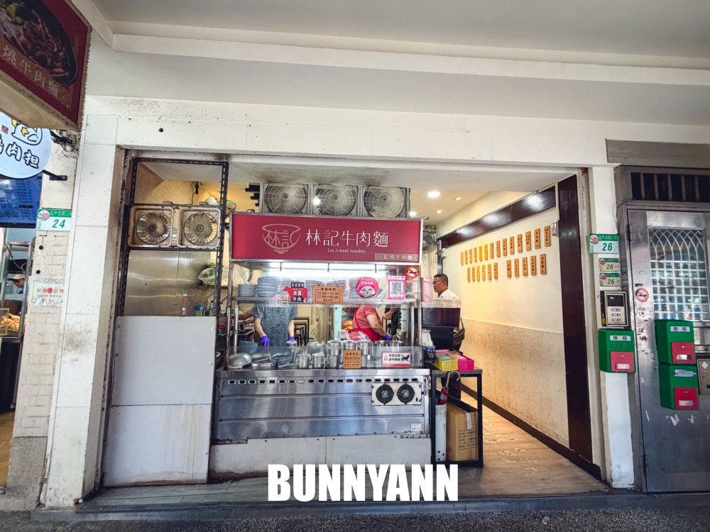 一半人不知道，是牛肉麵店家，吃麵就享飲料冰淇淋吃到飽，大碗肉又多真讚