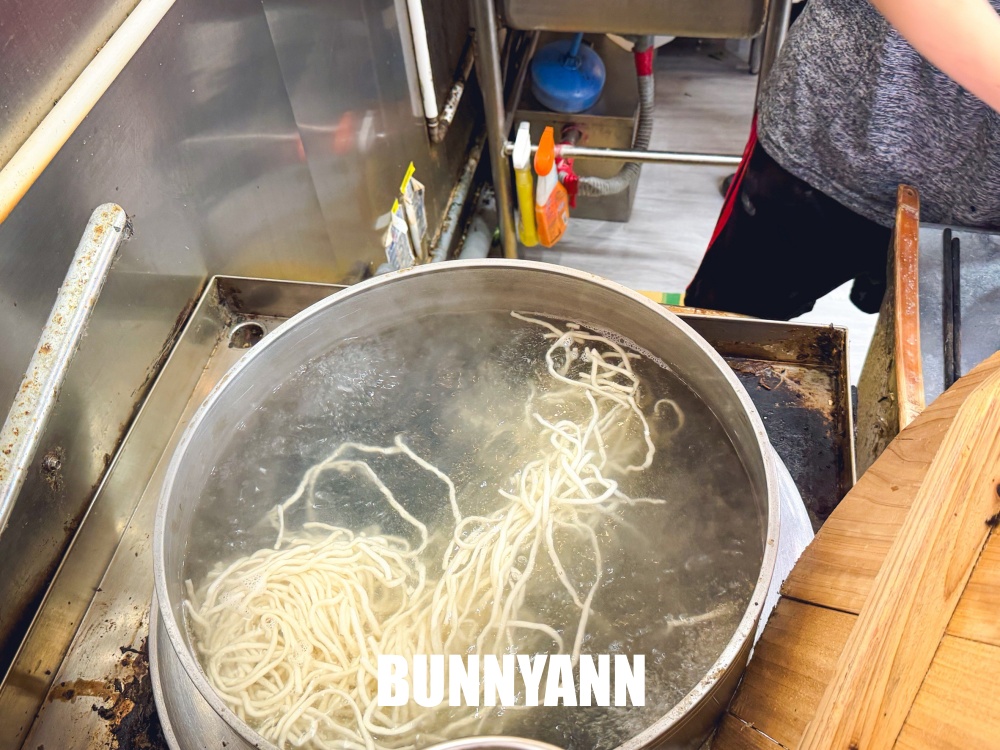 一半人不知道，是牛肉麵店家，吃麵就享飲料冰淇淋吃到飽，大碗肉又多真讚