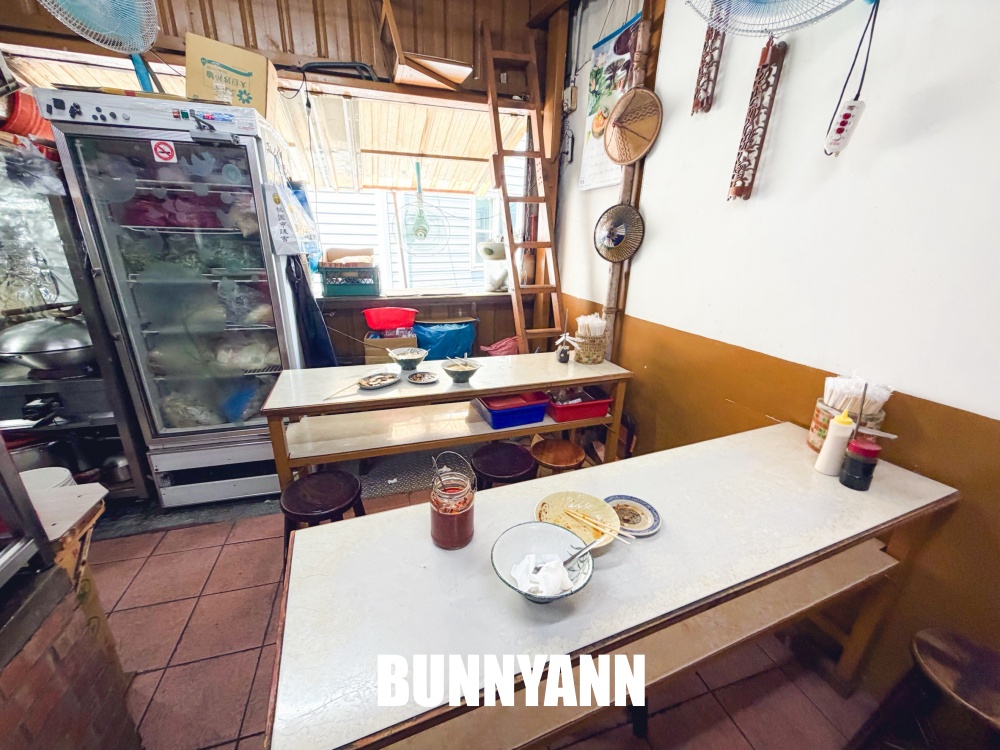 一半人不知道,是巷子內麵店,點碗榨菜肉絲麵就很飽,滷味也是招牌 一半人不知道,是巷子內麵店,點碗榨菜肉絲麵就很飽,滷味也是招牌