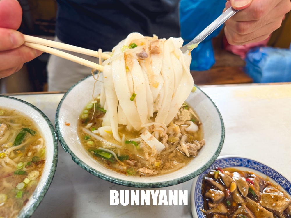 一半人不知道,是巷子內麵店,點碗榨菜肉絲麵就很飽,滷味也是招牌 一半人不知道,是巷子內麵店,點碗榨菜肉絲麵就很飽,滷味也是招牌