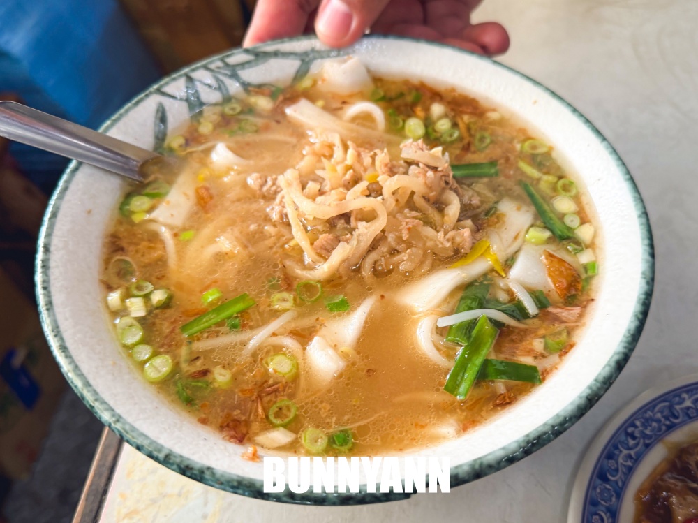 一半人不知道,是巷子內麵店,點碗榨菜肉絲麵就很飽,滷味也是招牌 一半人不知道,是巷子內麵店,點碗榨菜肉絲麵就很飽,滷味也是招牌
