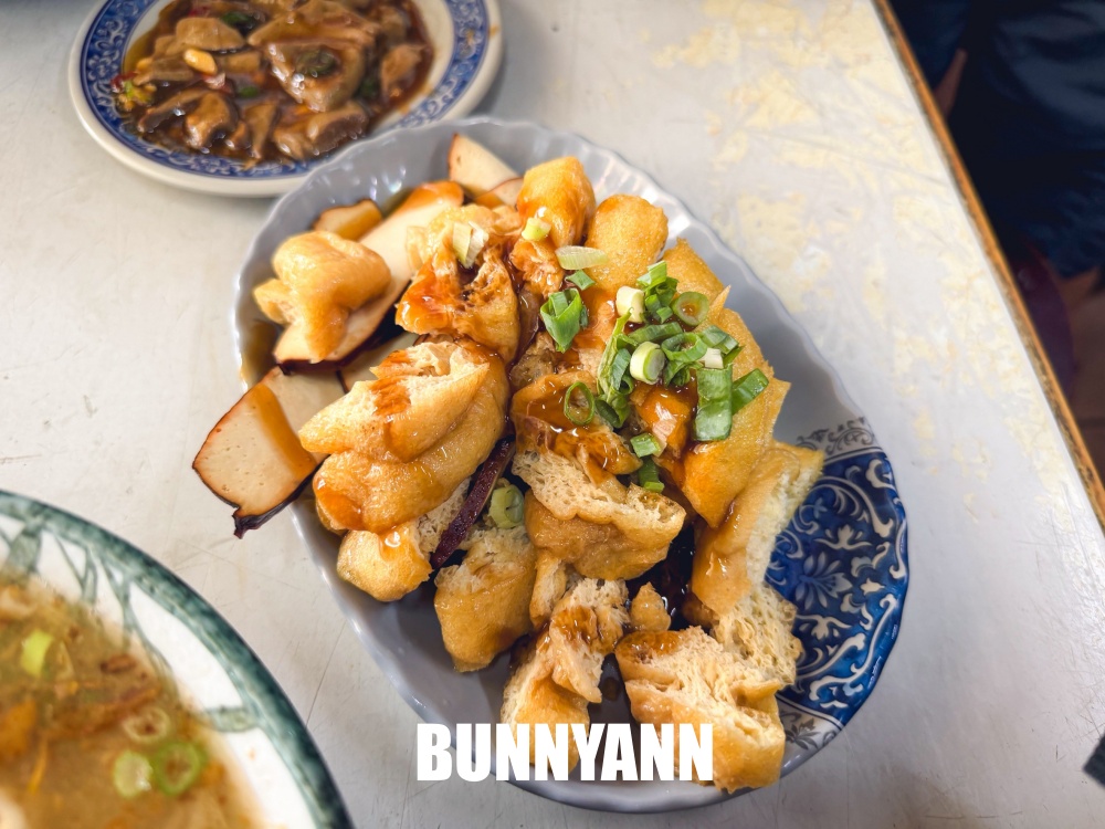 一半人不知道,是巷子內麵店,點碗榨菜肉絲麵就很飽,滷味也是招牌 一半人不知道,是巷子內麵店,點碗榨菜肉絲麵就很飽,滷味也是招牌