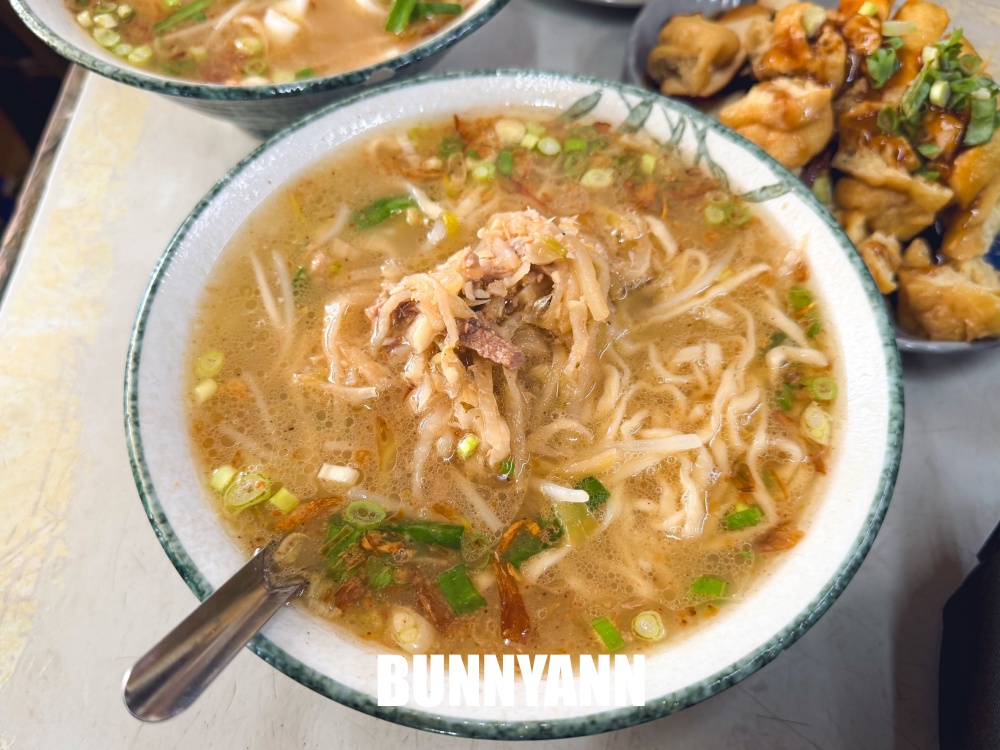 一半人不知道,是巷子內麵店,點碗榨菜肉絲麵就很飽,滷味也是招牌 一半人不知道,是巷子內麵店,點碗榨菜肉絲麵就很飽,滷味也是招牌