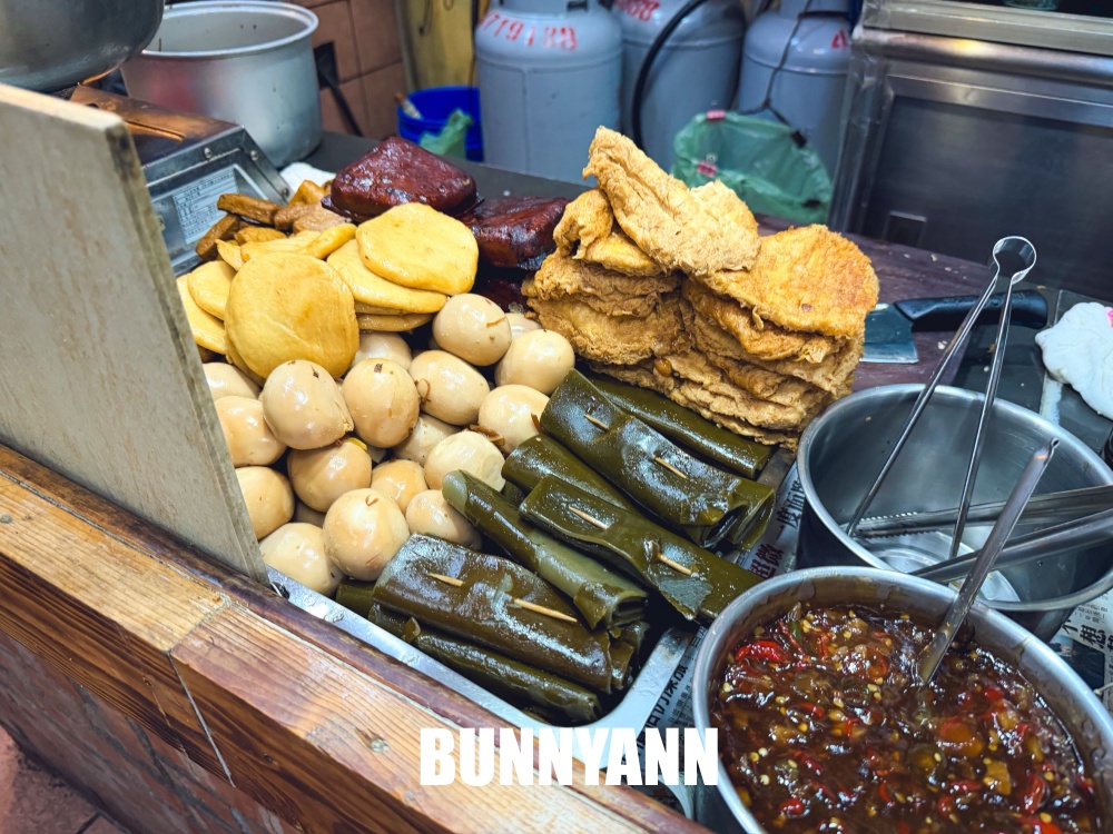 一半人不知道，是巷子內麵店，點碗榨菜肉絲麵就很飽，滷味也是招牌