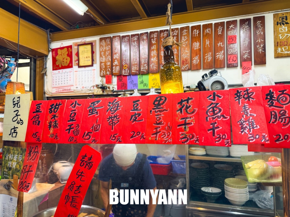 一半人不知道，是巷子內麵店，點碗榨菜肉絲麵就很飽，滷味也是招牌