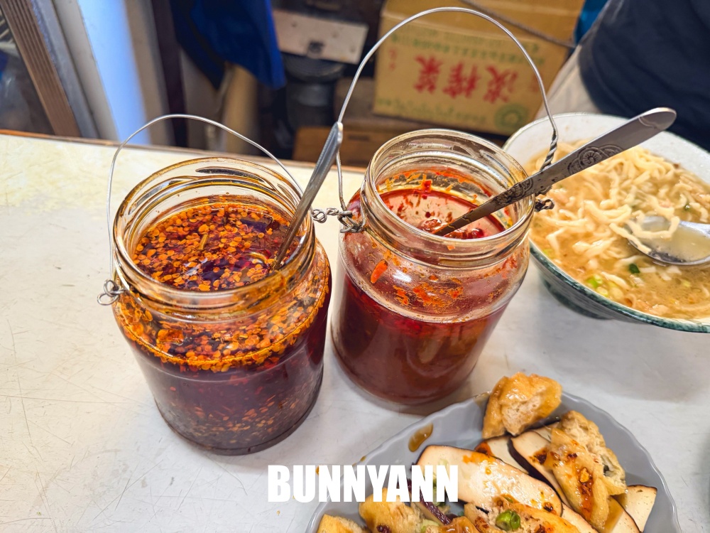 一半人不知道,是巷子內麵店,點碗榨菜肉絲麵就很飽,滷味也是招牌 一半人不知道,是巷子內麵店,點碗榨菜肉絲麵就很飽,滷味也是招牌