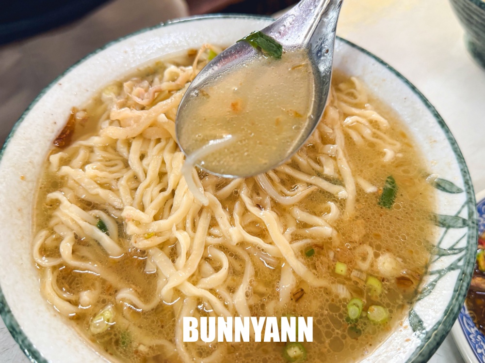 一半人不知道,是巷子內麵店,點碗榨菜肉絲麵就很飽,滷味也是招牌 一半人不知道,是巷子內麵店,點碗榨菜肉絲麵就很飽,滷味也是招牌