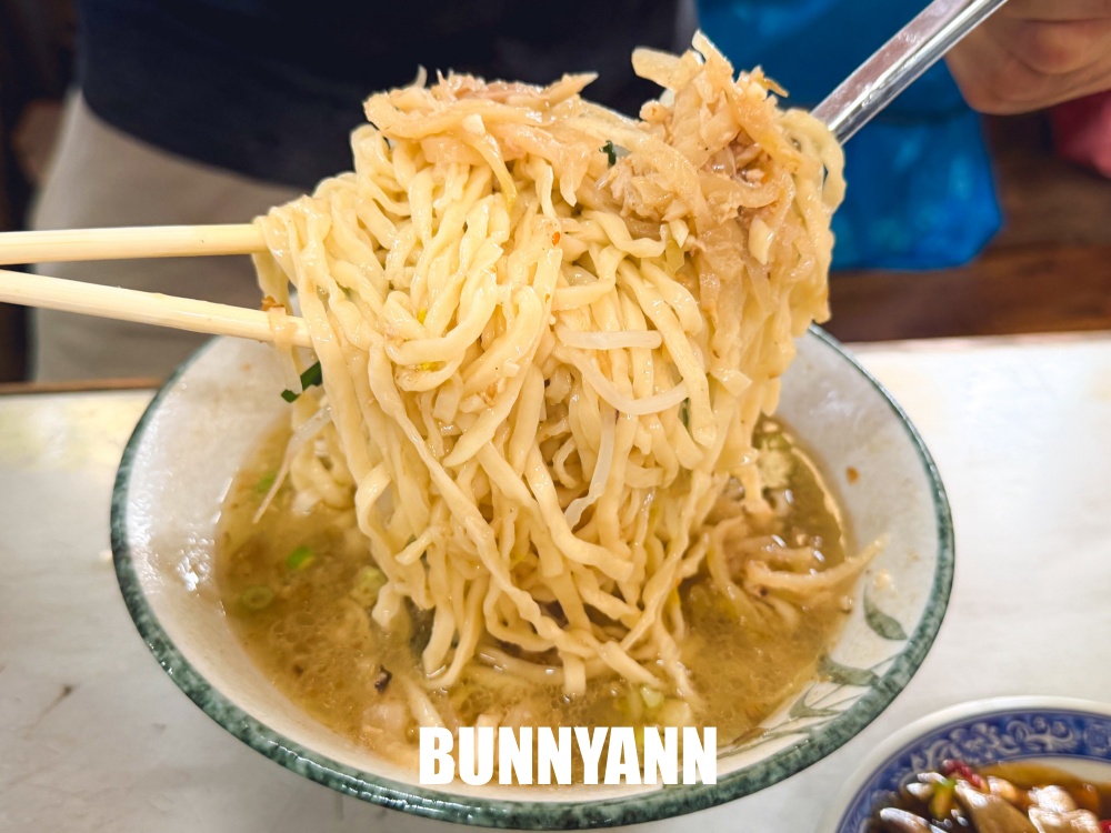 一半人不知道，是巷子內麵店，點碗榨菜肉絲麵就很飽，滷味也是招牌