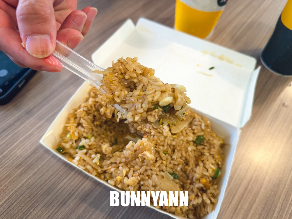很多人沒吃過,是220元炸全雞炒飯,一份飽到天靈蓋,蛤仔湯也是招牌 很多人沒吃過,是220元炸全雞炒飯,一份飽到天靈蓋,蛤仔湯也是招牌
