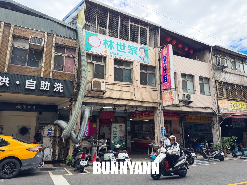 很多人沒吃過,是220元炸全雞炒飯,一份飽到天靈蓋,蛤仔湯也是招牌 很多人沒吃過,是220元炸全雞炒飯,一份飽到天靈蓋,蛤仔湯也是招牌