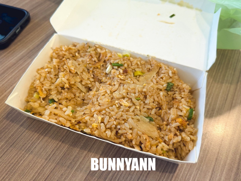 很多人沒吃過，是220元炸全雞炒飯，一份飽到天靈蓋，蛤仔湯也是招牌