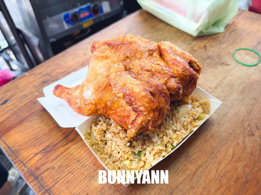 很多人沒吃過,是220元炸全雞炒飯,一份飽到天靈蓋,蛤仔湯也是招牌 很多人沒吃過,是220元炸全雞炒飯,一份飽到天靈蓋,蛤仔湯也是招牌