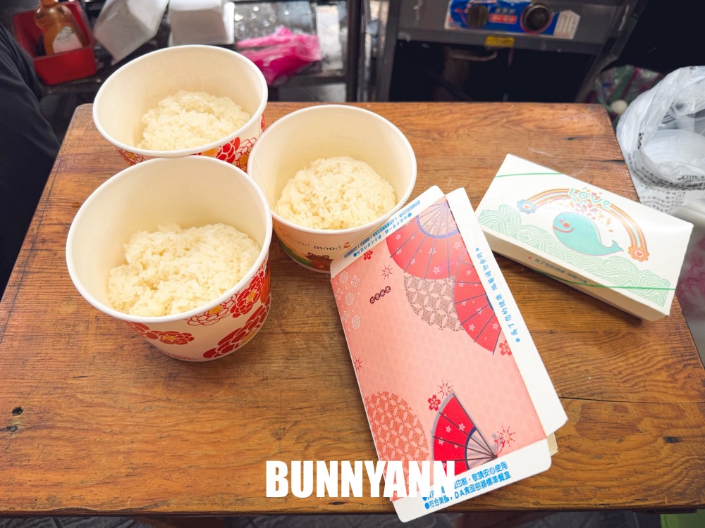 很多人沒吃過,是220元炸全雞炒飯,一份飽到天靈蓋,蛤仔湯也是招牌 很多人沒吃過,是220元炸全雞炒飯,一份飽到天靈蓋,蛤仔湯也是招牌