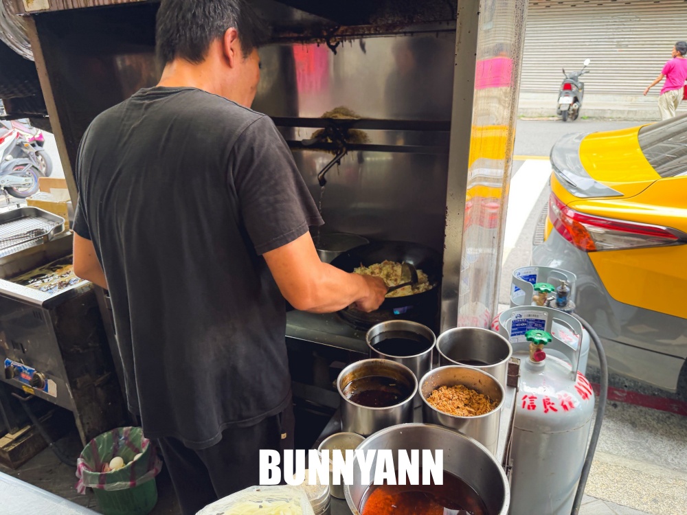 很多人沒吃過,是220元炸全雞炒飯,一份飽到天靈蓋,蛤仔湯也是招牌 很多人沒吃過,是220元炸全雞炒飯,一份飽到天靈蓋,蛤仔湯也是招牌