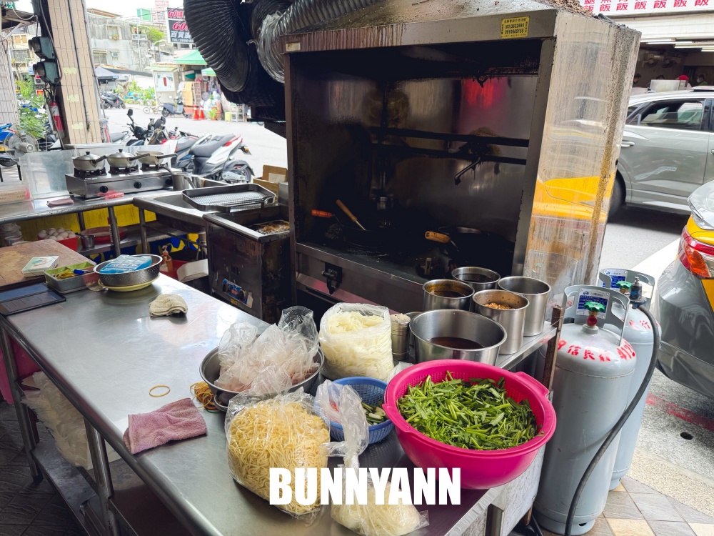 很多人沒吃過,是220元炸全雞炒飯,一份飽到天靈蓋,蛤仔湯也是招牌 很多人沒吃過,是220元炸全雞炒飯,一份飽到天靈蓋,蛤仔湯也是招牌