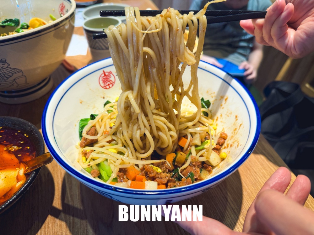 中和美食【秦朝老碗麵】道地陝西風味大份量麵食，手扯麵Q彈必吃