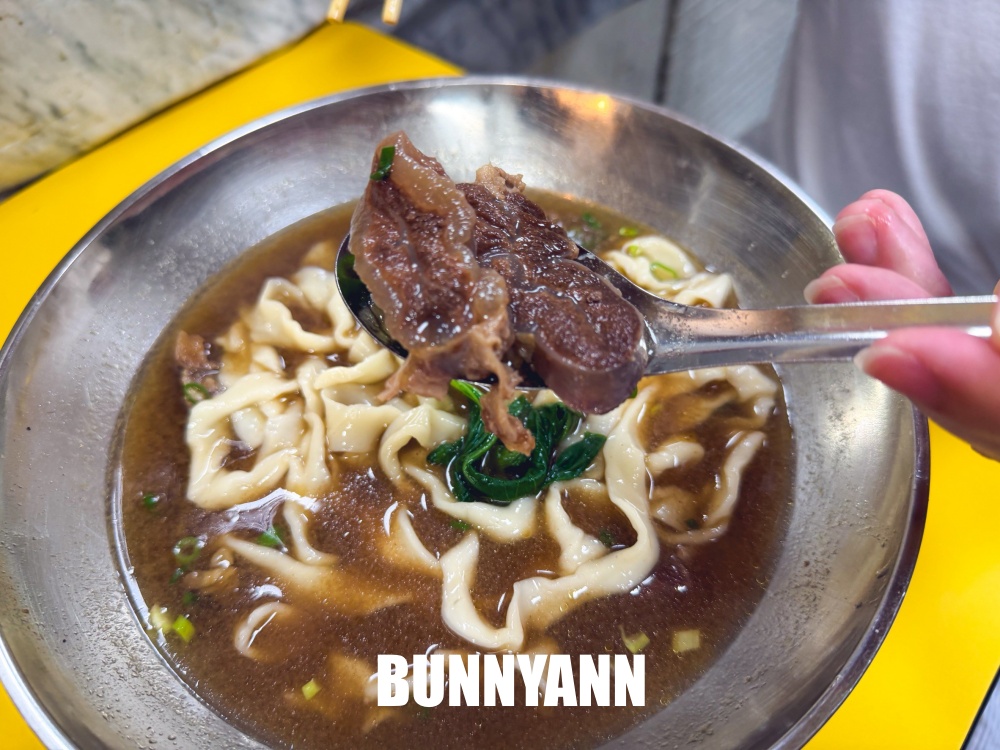 還一半人沒吃過，是市場牛肉麵店，130元肉多又嫩口，麵疙瘩也是招牌