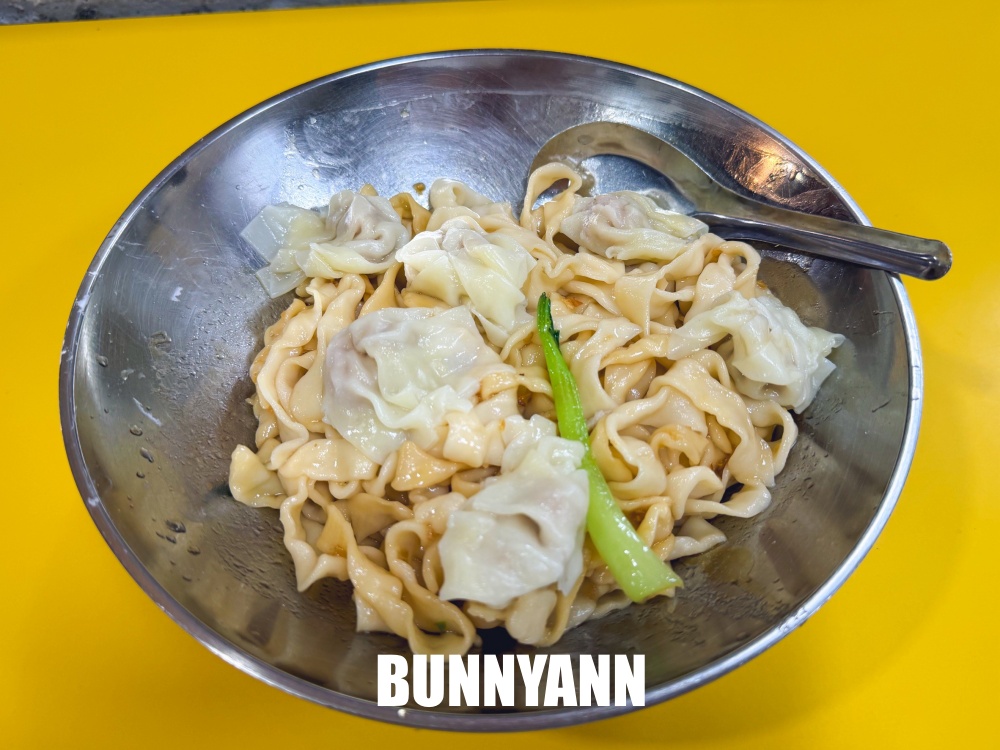 還一半人沒吃過，是市場牛肉麵店，130元肉多又嫩口，麵疙瘩也是招牌